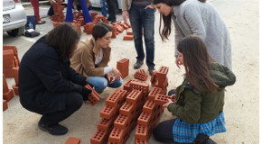 Learning by Building, ARCH Students Get Acquainted With Brick